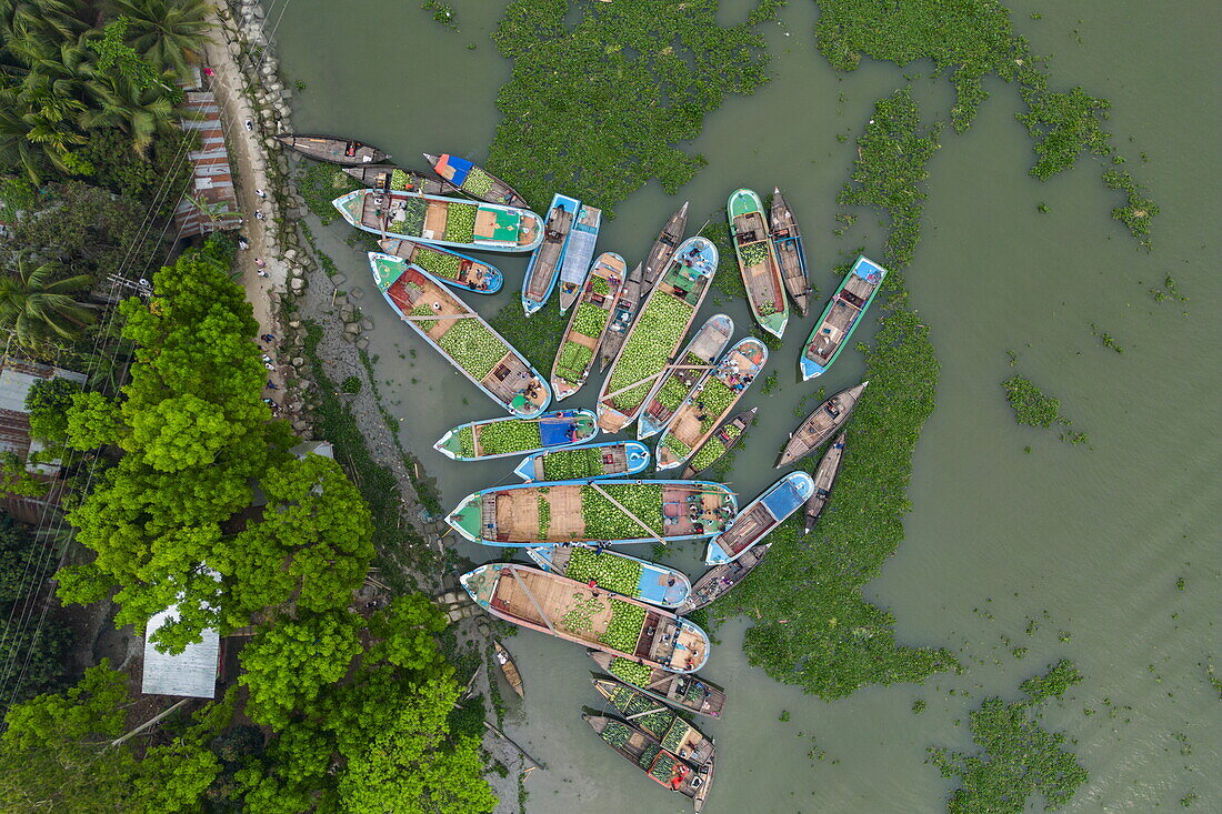 Luftaufnahme von Händlern mit Booten auf dem schwimmenden Markt Boithakata am Fluss Belua, Boithakata, Distrikt Pirojpur, Bangladesch, Asien