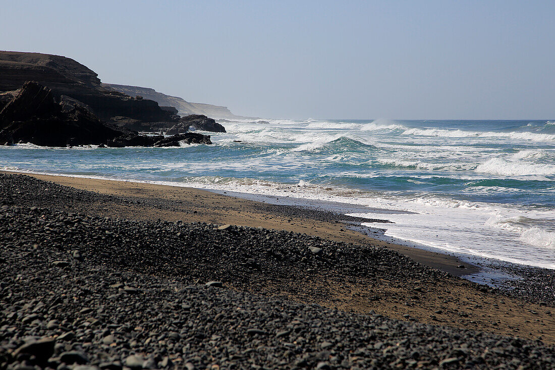  Wellen brechen am Strand von Playa de Garcey, Fuerteventura, Kanarische Inseln, Spanien 