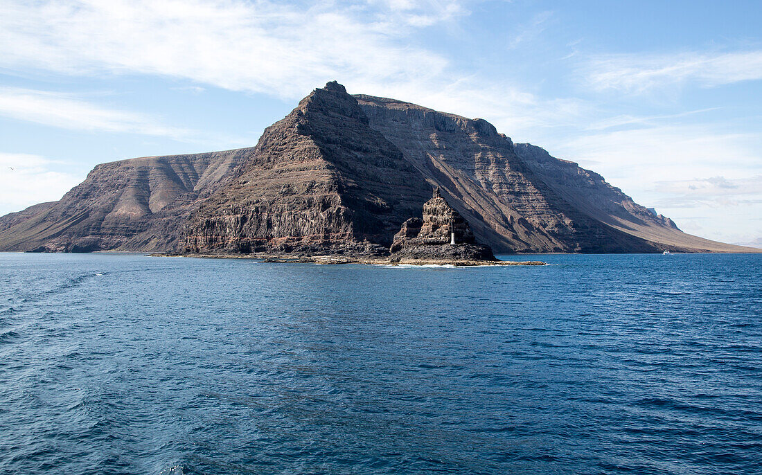 Steile, zerklüftete Klippen in der Nähe von Punta Fariones, Chinijo-Archipel, Orzola, Lanzarote, Kanarische Inseln, Spanien