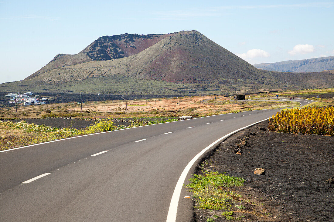 Straße zum Kegel von Vulkan Mount Corona und zum Dorf Ye, Haria, Lanzarote, Kanarische Inseln, Spanien