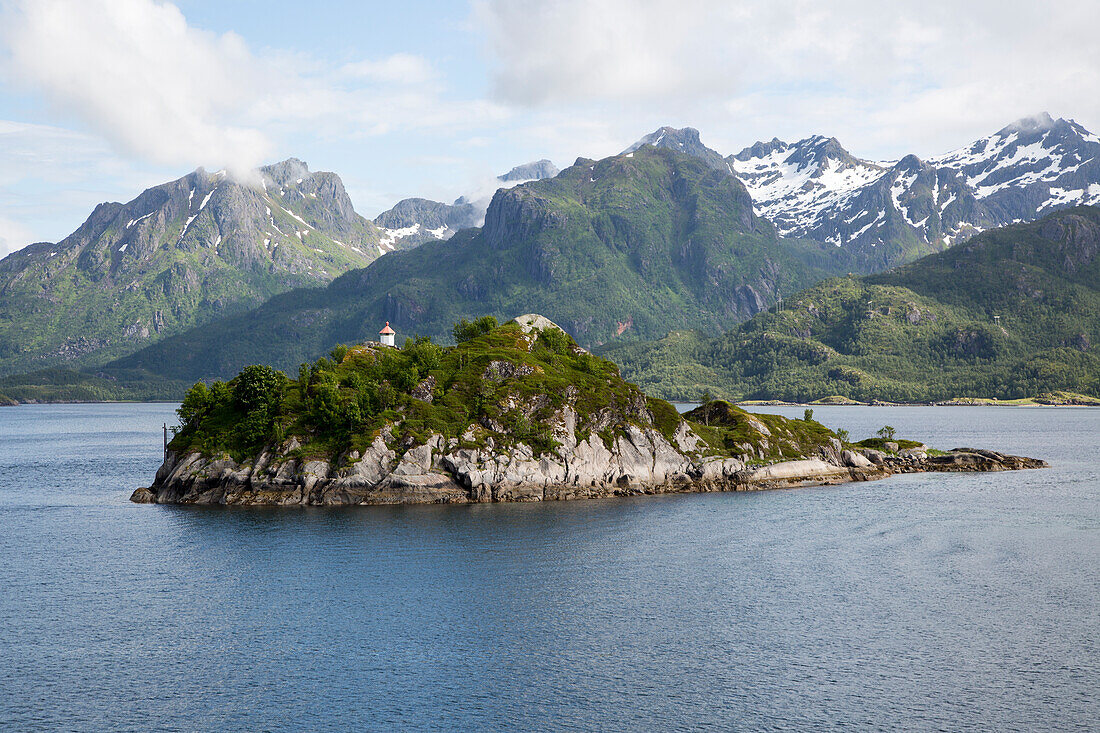 Kleine Insel, eine Gletscherlandschaft mit Roche-Moutonnee-Felsen, Südküste der Insel Hinnoya, Nordland, Nordnorwegen, Norwegen