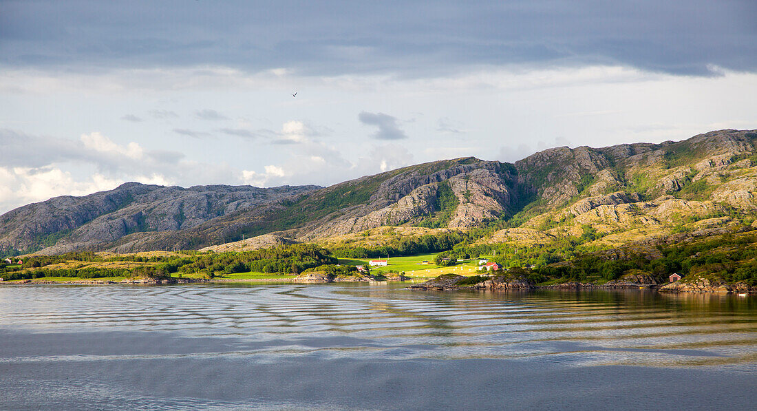  Ländliche Küstenlandschaft in der Nähe von Rorvik, Norwegen 