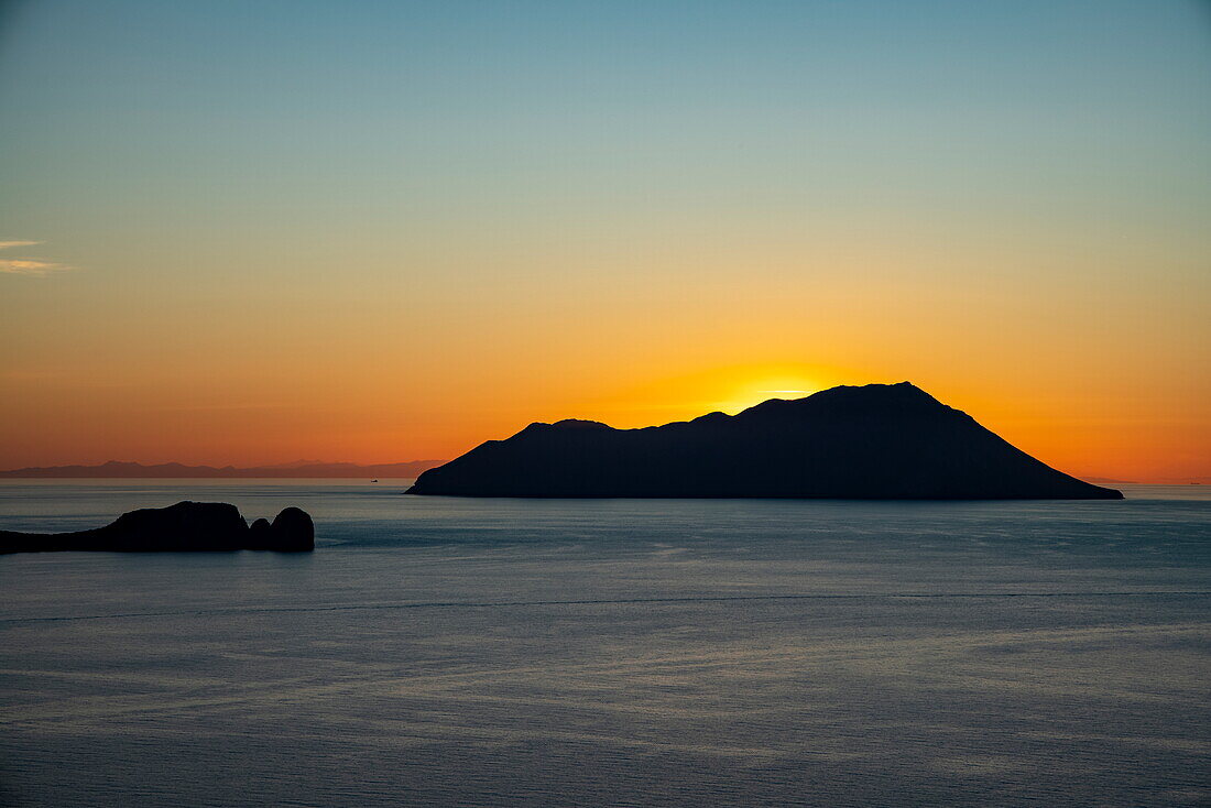 Silhouette von Inseln bei Sonnenuntergang, Plaka, Milos, Südliche Ägäis, Kykladen, Griechenland, Europa