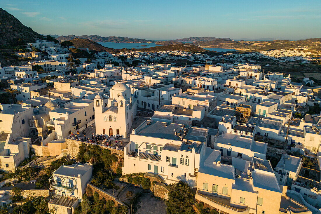 Luftaufnahme der Panagia Korfiatissa Kirche und Stadtpanorama bei Sonnenuntergang, Plaka, Milos, Kykladen, Südliche Ägäis, Griechenland, Europa