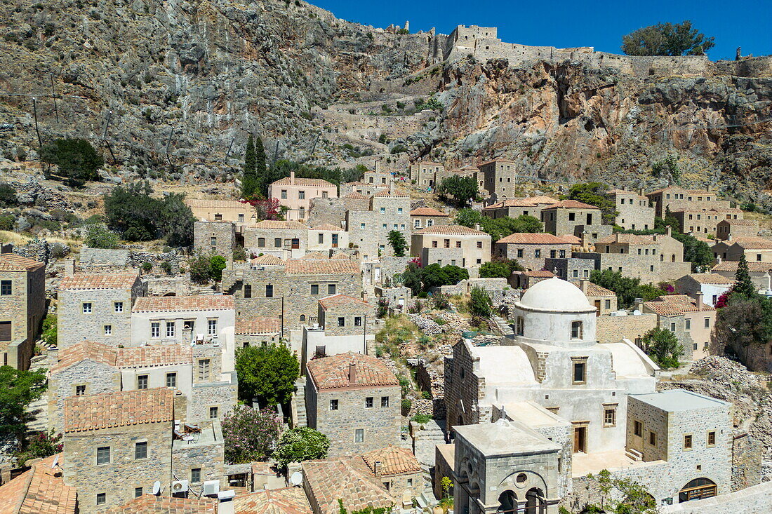 Luftaufnahme der Unterstadt mit der Hagia Sophia, Orthodoxe Kirche am Berg, Monemvasia, Peloponnes, Griechenland, Europa