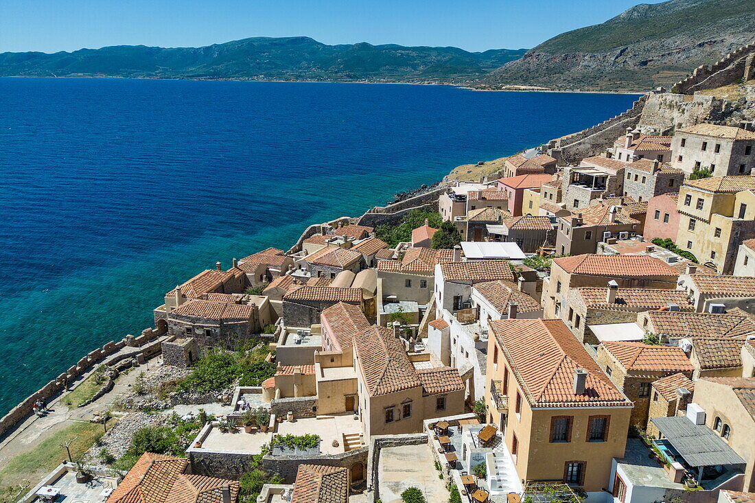 Luftaufnahme der Unterstadt und Küste, Monemvasia, Halbinsel Peloponnes, Griechenland, Europa