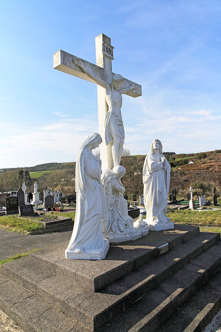 Kreuz und Heiligenfiguren, Denkmal auf dem Friedhof Abbeystrewry, Skibbereen, County Cork, Irland, Republik Irland