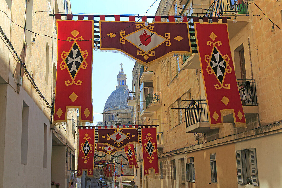 Flaggen schmücken historische Straße im Stadtzentrum von Valletta, Malta