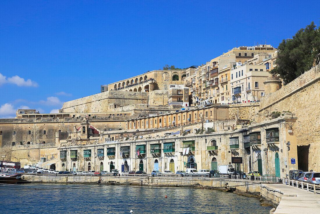 Historische Gebäude am Wasser am Grand Harbour, Valletta, Malta