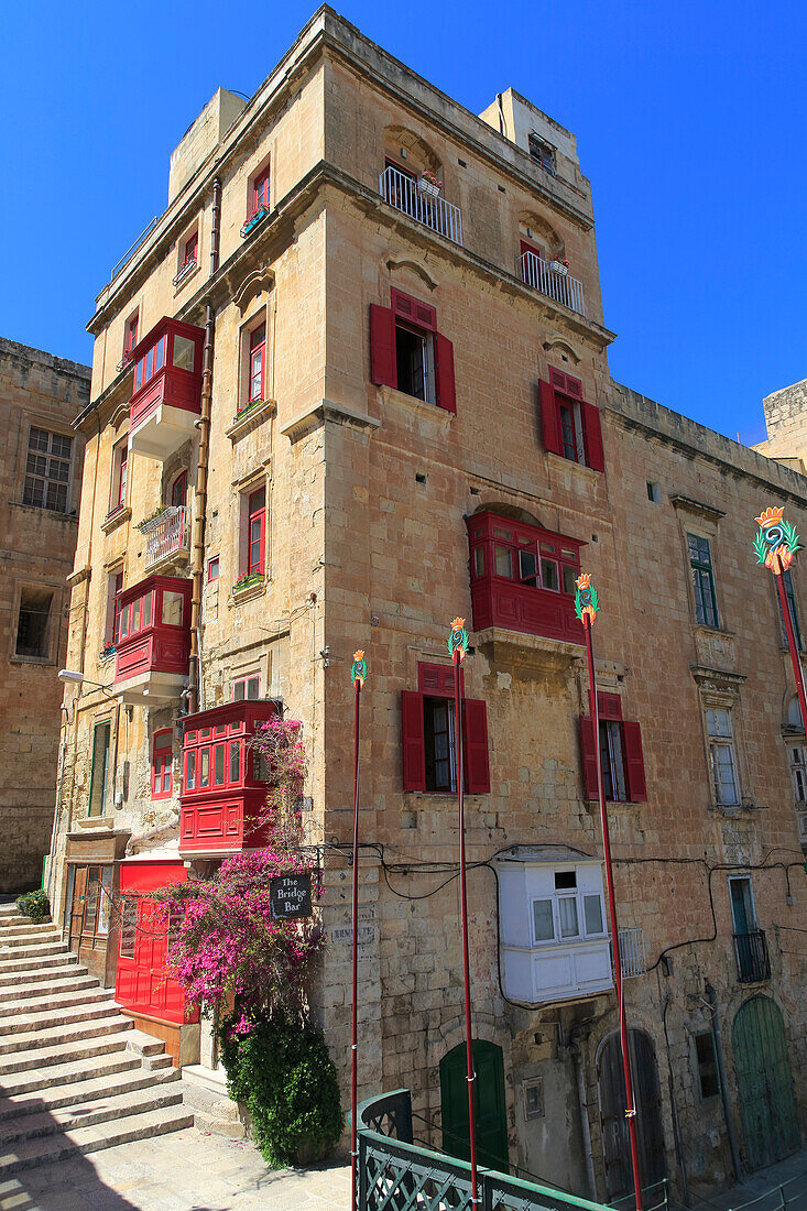 Rote Balkone und Fensterläden, historisches Gebäude im Stadtzentrum von Valletta, Malta