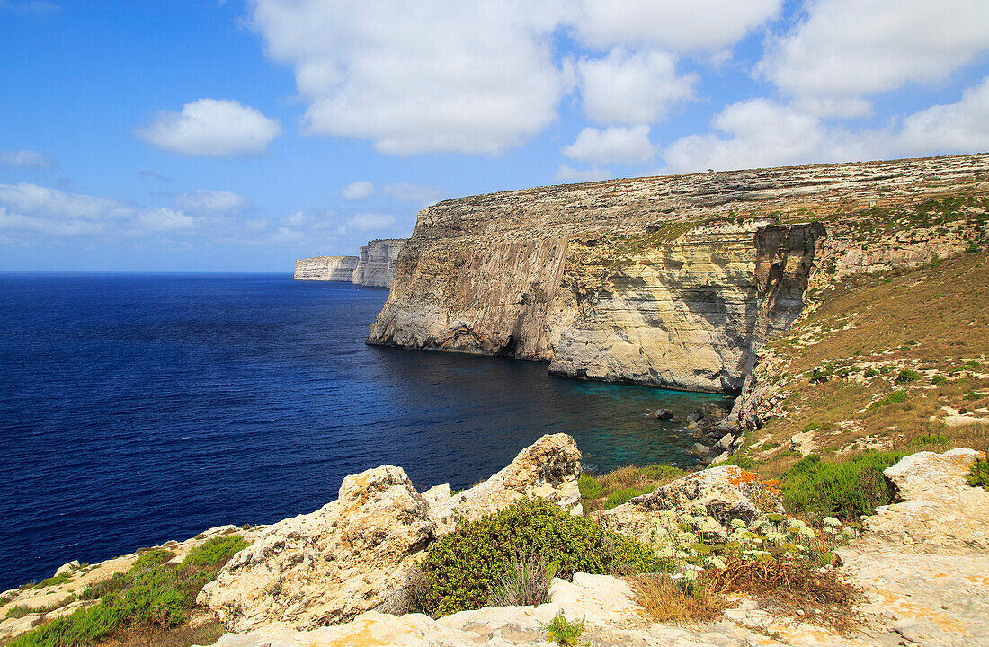 Blick von der Küstenlandschaft auf den Klippen von Ta'Cenc nach Westen, Insel Gozo, Malta