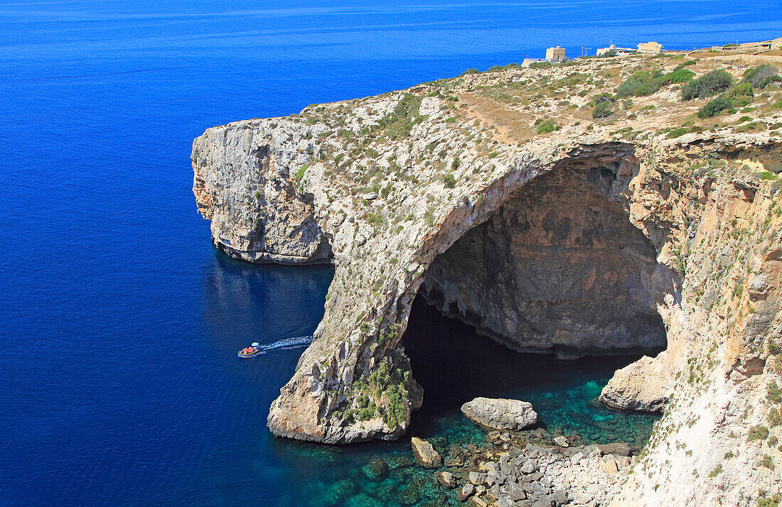 Der natürliche Meeresbogen und die Klippen der Blauen Grotte, Wied iz-Zurrieq, Malta