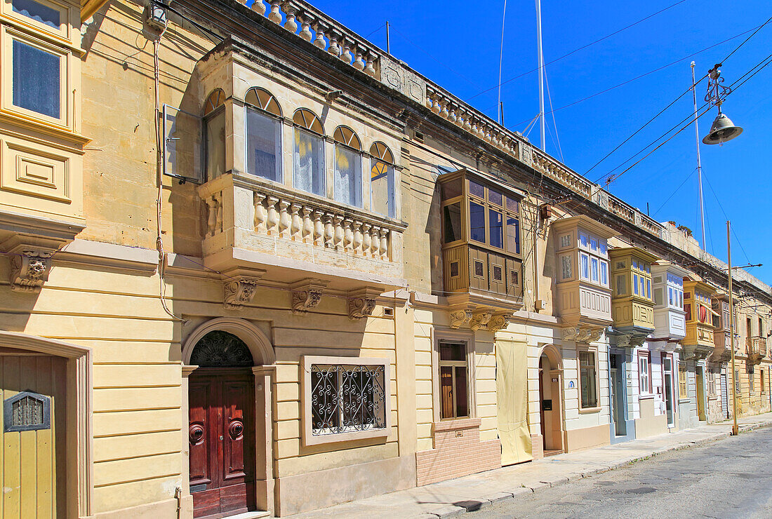 Balkone der Häuser in der historischen Straße im Viertel Tarxien, in der Nähe von Valletta, Malta