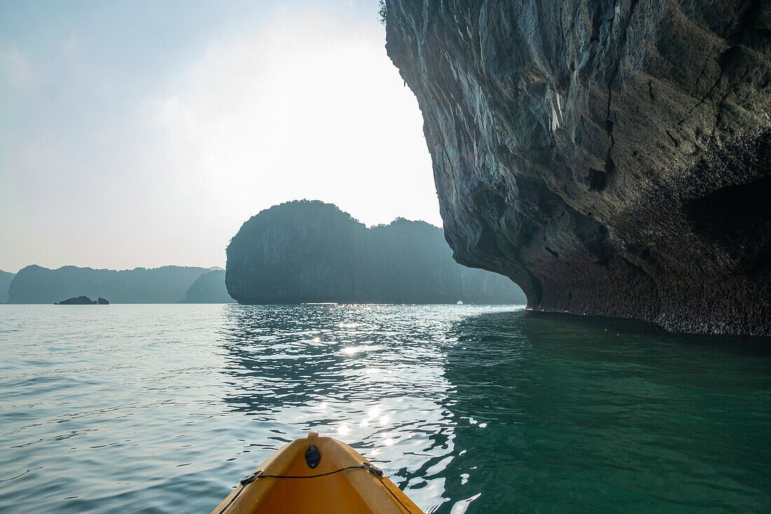 Seekajak-Ausflug für Passagiere des Kreuzfahrtschiffs Ylang (Heritage Line), Bucht Lan Ha Bay, Haiphong, Vietnam, Asien