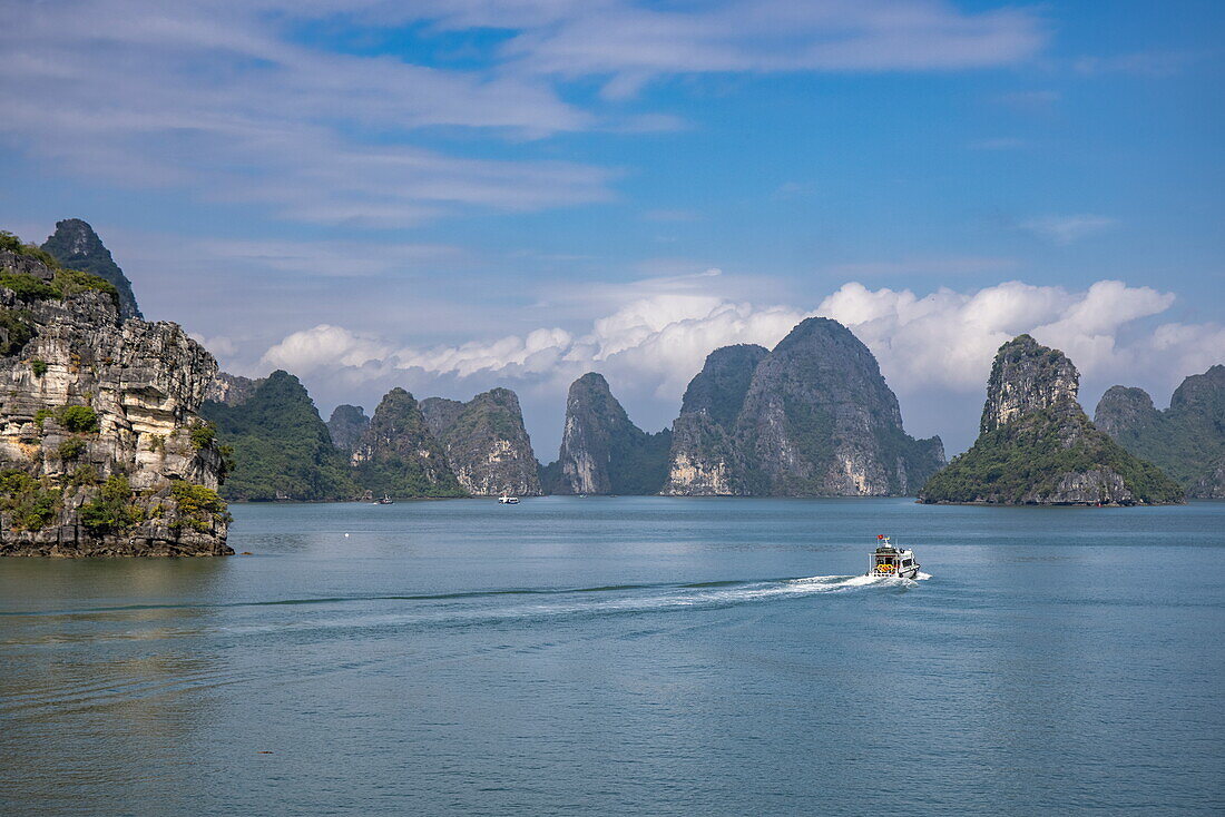 Kleines Ausflugsboot und Karstinseln, Bucht Lan Ha Bay, Haiphong, Vietnam, Asien