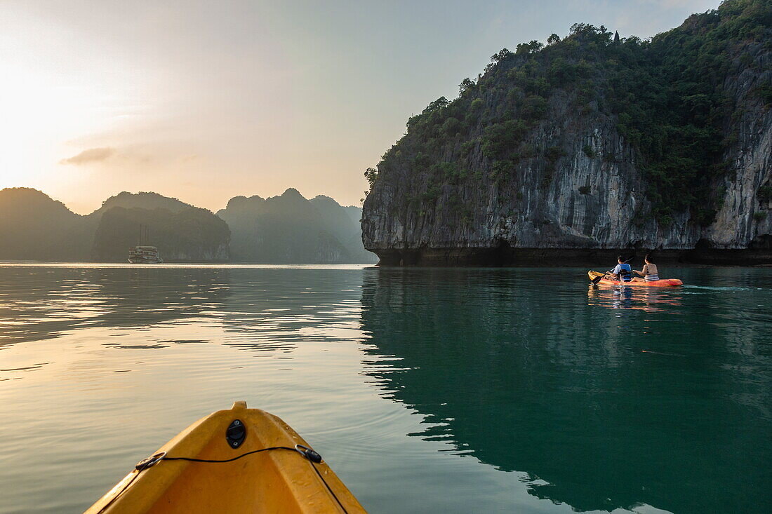  Sea kayaking excursion for passengers of the cruise ship Ylang (Heritage Line), Lan Ha Bay, Haiphong, Vietnam, Asia 