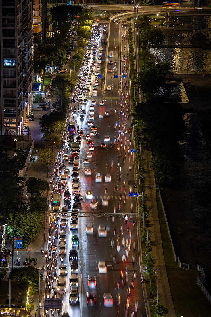 Blick auf den Berufsverkehr von der Liquid Sky Bar des Renaissance Riverside Hotel Saigon bei Nacht, Ho-Chi-Minh-Stadt (Saigon), Vietnam, Asien