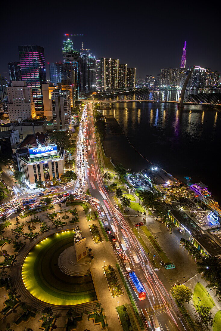 Langzeitbelichtung des Verkehrs und der Skyline von der Liquid Sky Bar des Renaissance Riverside Hotel Saigon bei Nacht, Ho-Chi-Minh-Stadt (Saigon), Vietnam, Asien