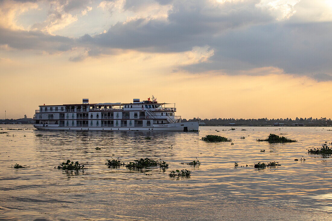  River cruise ship The Jahan (Heritage Line) on the Mekong at sunset, Cao Lanh (Cao Lãnh), Dong Thap (Đồng Tháp), Vietnam, Asia 