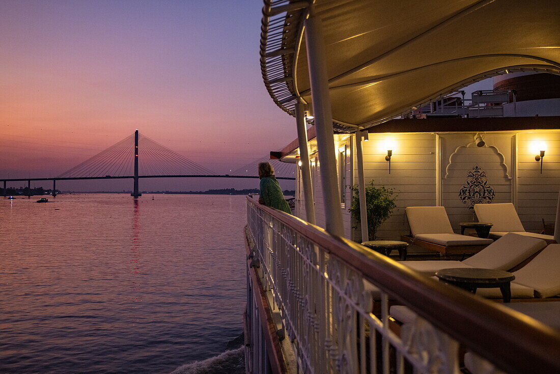 Flusskreuzfahrtschiff The Jahan (Heritage Line) auf dem Mekong mit der Cao Lanh-Brücke am Abend, Cao Lanh (Cao Lãnh), Dong Thap (Đồng Tháp), Vietnam, Asien