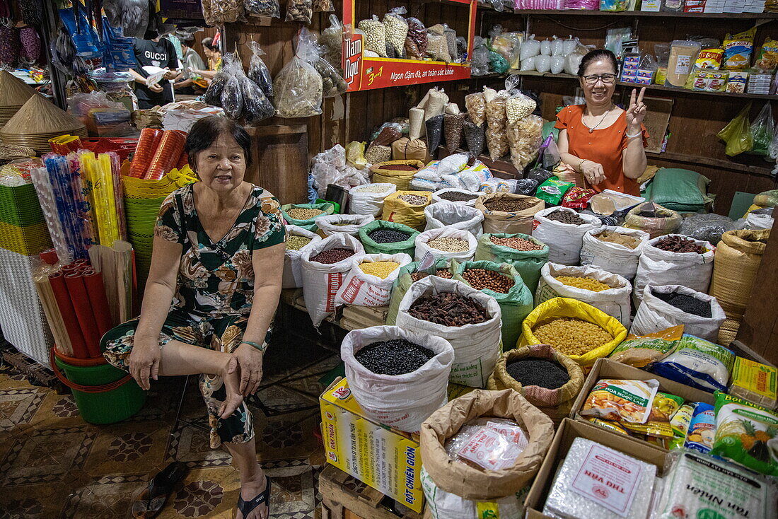 Einheimische Frauen mit Bohnen und Gewürze zum Verkauf auf dem lokalen Markt, Tan Chau (Tân Châu), An Giang, Vietnam, Asien