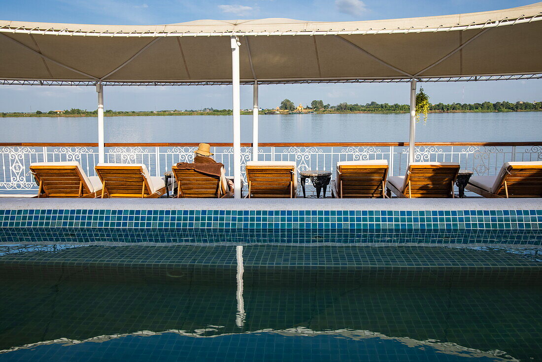 Swimmingpool auf dem Deck des Flusskreuzfahrtschiffs The Jahan (Heritage Line) auf dem Mekong, in der Nähe von Tan Chau (Tân Châu), An Giang, Vietnam, Asien