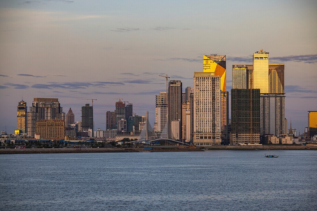  City skyline seen from the Mekong River at sunrise, Phnom Penh, Phnom Penh, Cambodia, Asia 