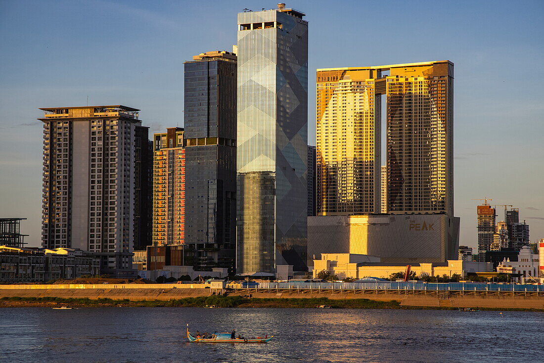  City skyline seen from the Mekong River at sunrise, Phnom Penh, Phnom Penh, Cambodia, Asia 