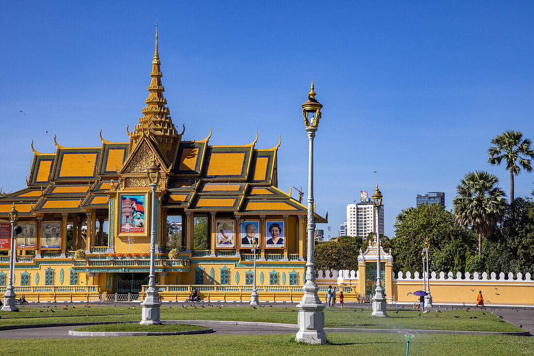 Parklandschaft vor Mondscheinpavillon, Königspalast, Phnom Penh, Kambodscha, Asien