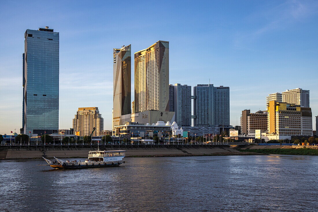  City skyline and local ferry on the Mekong River, Phnom Penh, Phnom Penh, Cambodia, Asia 