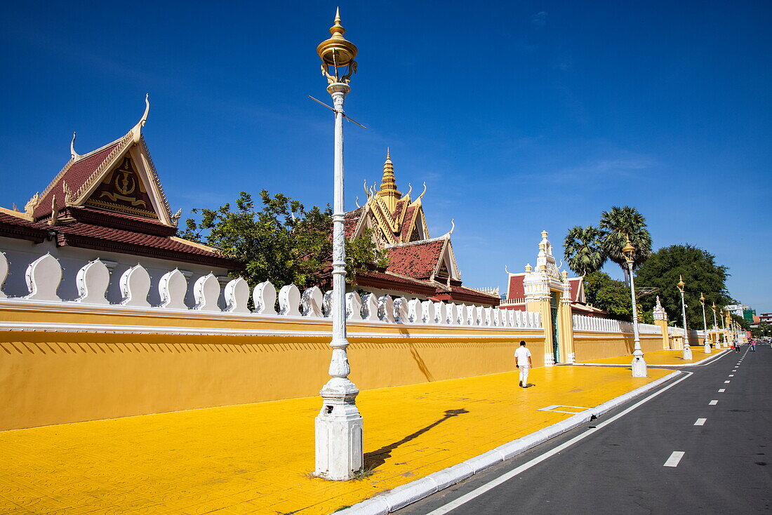 Gelber Pfad und Palastmauer in der Nähe des Eingangs zum Königspalast, Phnom Penh, Kambodscha, Asien