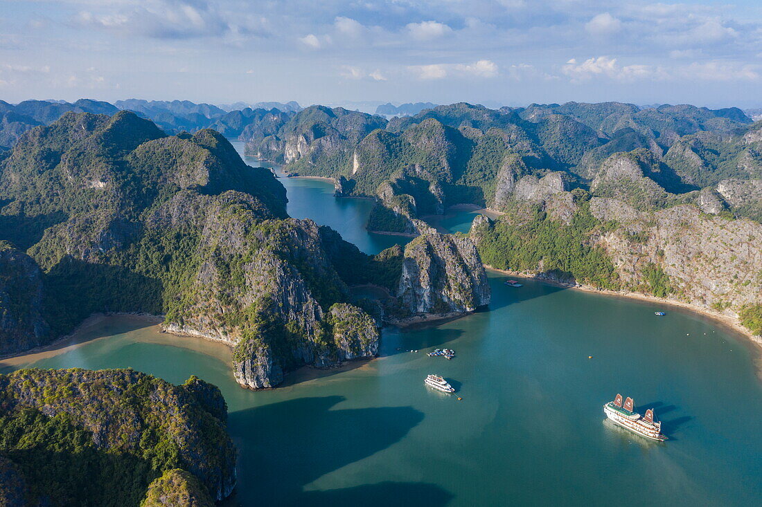 Luftaufnahme des Kreuzfahrtschiffs Ylang (Heritage Line)  vor Karstinseln, Lan Ha Bay, Haiphong, Südchinesisches Meer, Vietnam, Asien