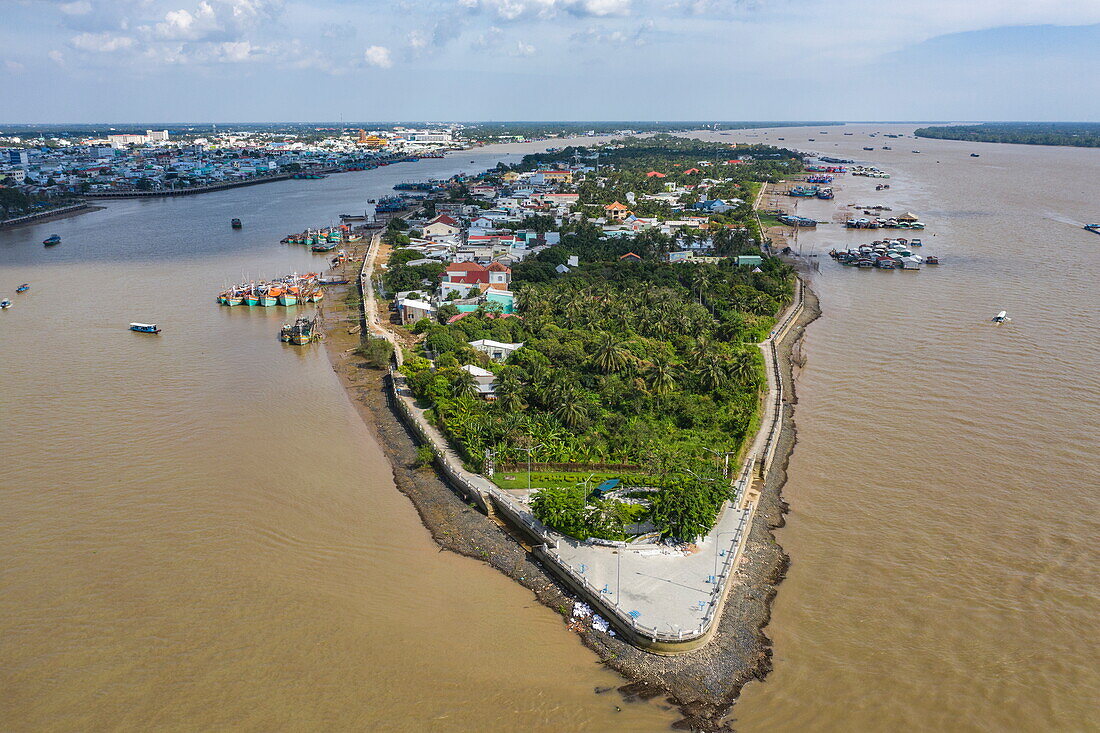 Luftaufnahme einer Insel und Fischerboote auf dem Mekong, Lan Ha Bay, Haiphong, Vietnam, Asien