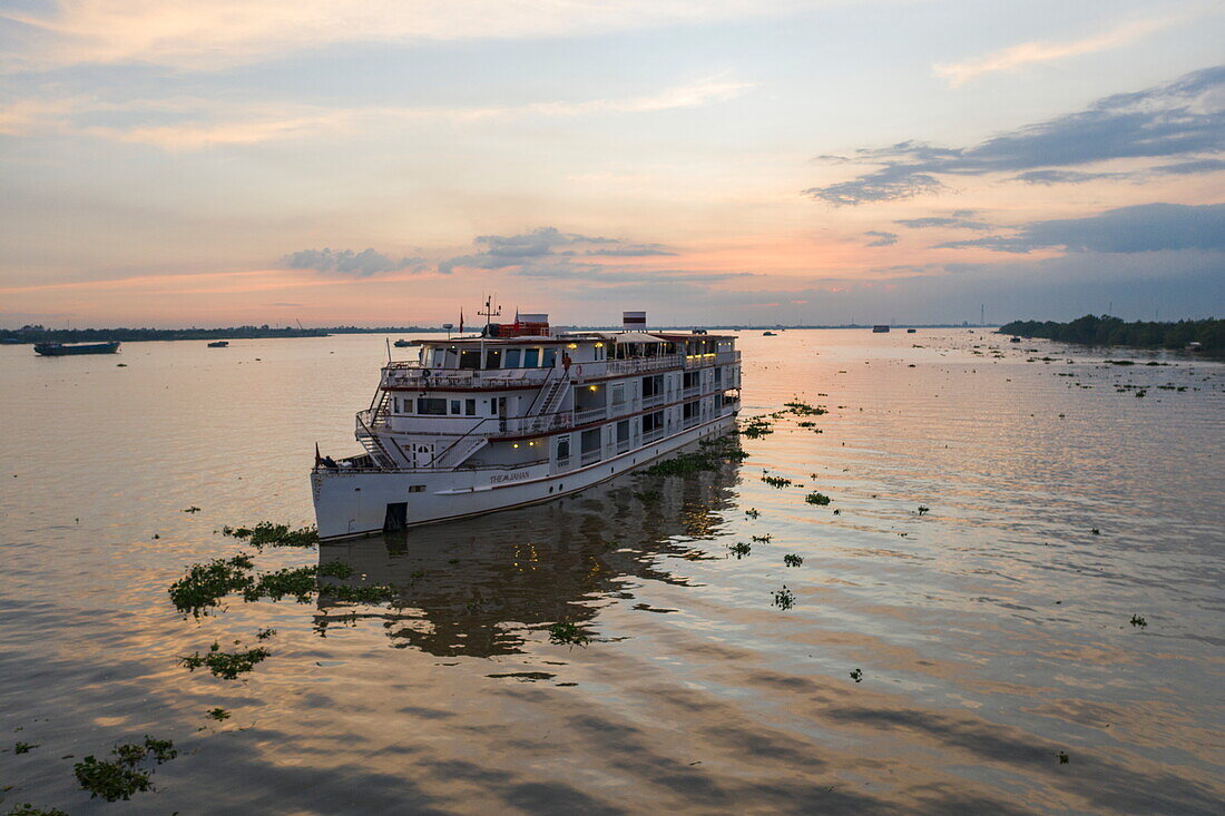  Aerial view of river cruise ship The Jahan (Heritage Line) on Mekong River at sunset, Cai Lay (Cai Lậy), Tien Giang (Tiền Giang), Vietnam, Asia 