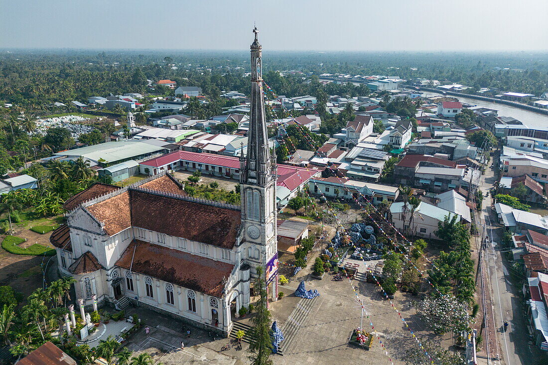  Aerial view of Catholic church with town behind, Cai Be, (Cai Be) Cái Bè, (Tien Giang) Tiền Giang, Vietnam, Asia 