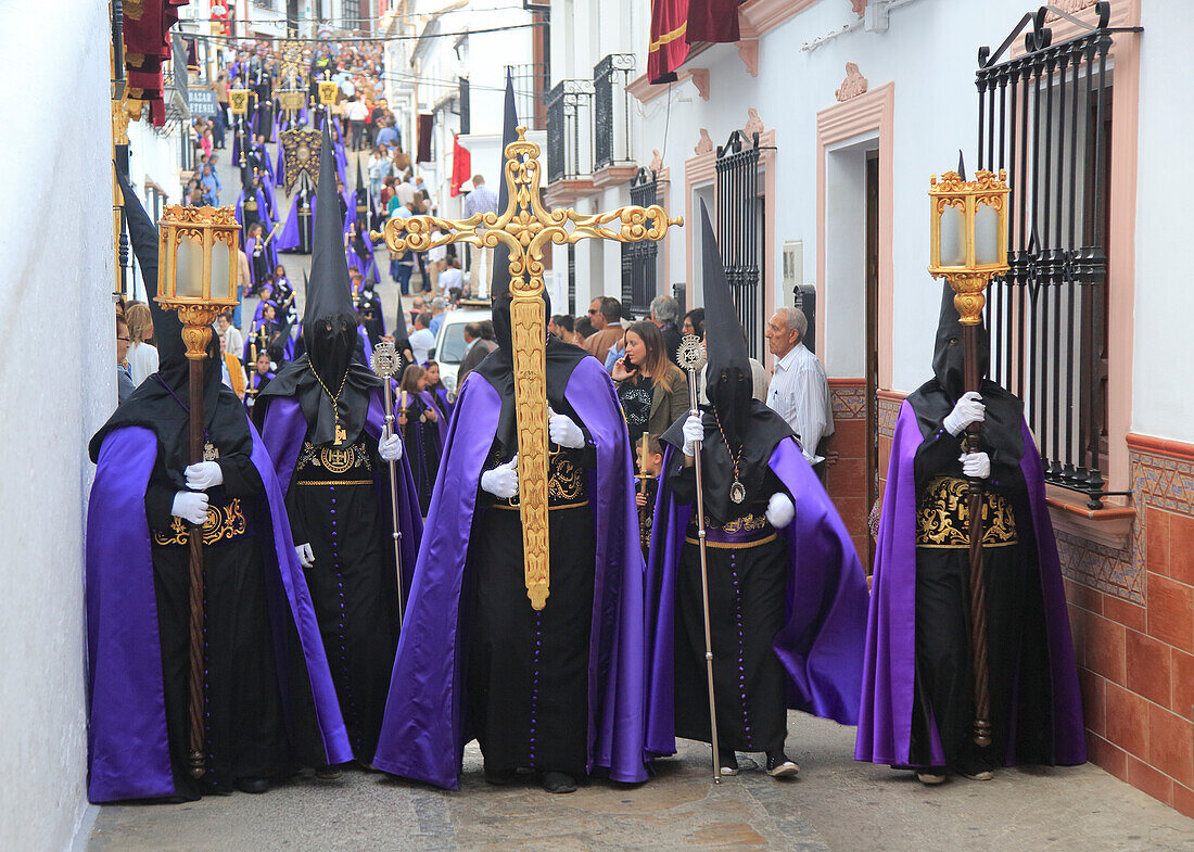 Christliche Osterprozession durch die Straßen von Setenil de las Bodegas, Provinz Cadiz, Spanien