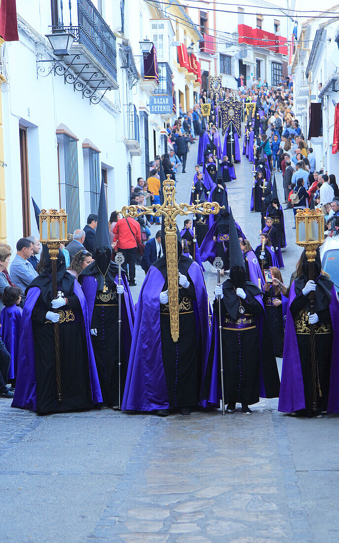 Christliche Osterprozession durch die Straßen von Setenil de las Bodegas, Provinz Cadiz, Spanien