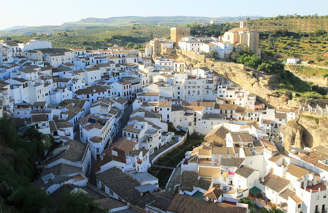 Weiß getünchte Gebäude am Hang im Dorf Setenil de las Bodegas, Provinz Cadiz, Andalusien, Spanien