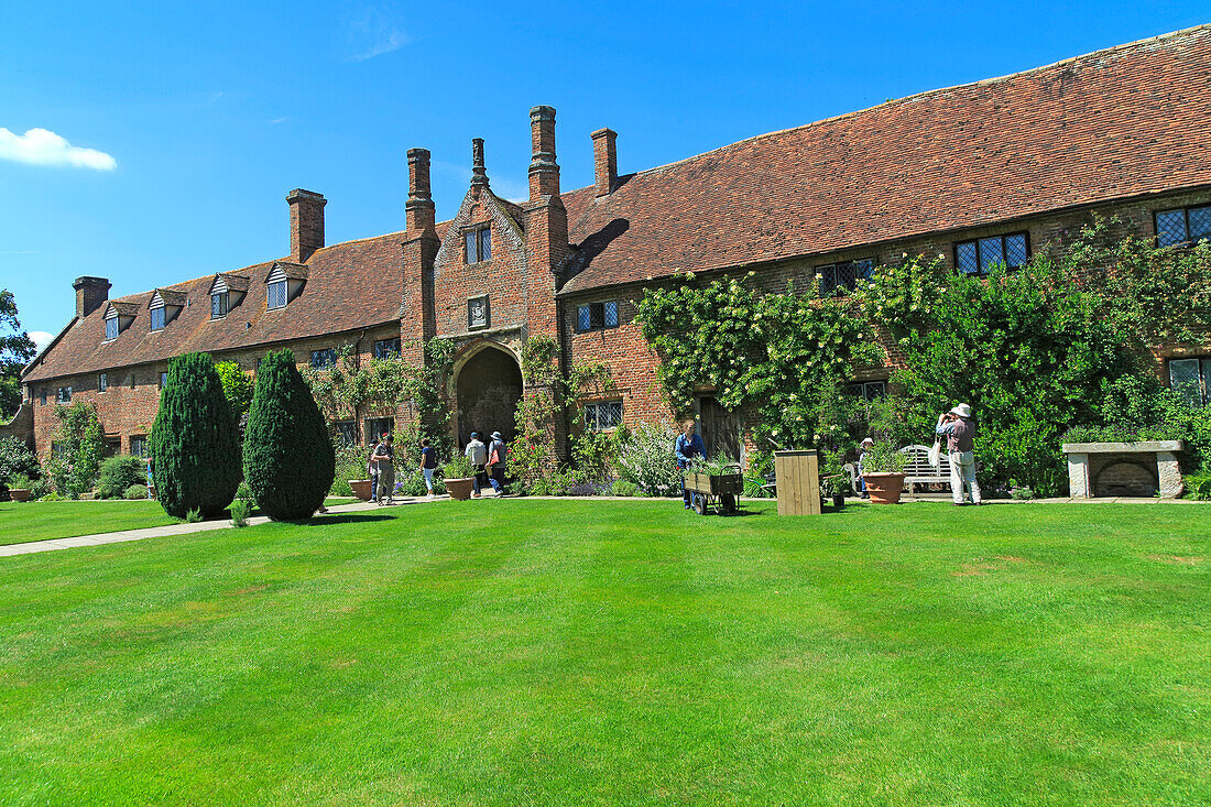 Rasen und Haus im Schlossgarten von Sissinghurst, Kent, England, Großbritannien