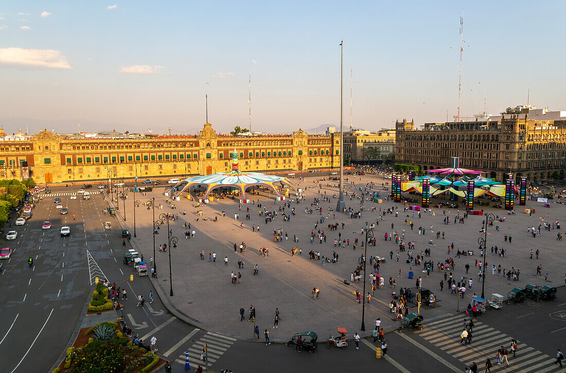 Menschen auf dem Hauptplatz Zocalo, Plaza De La Constitucion, Centro Histórico, Mexiko-Stadt, Mexiko