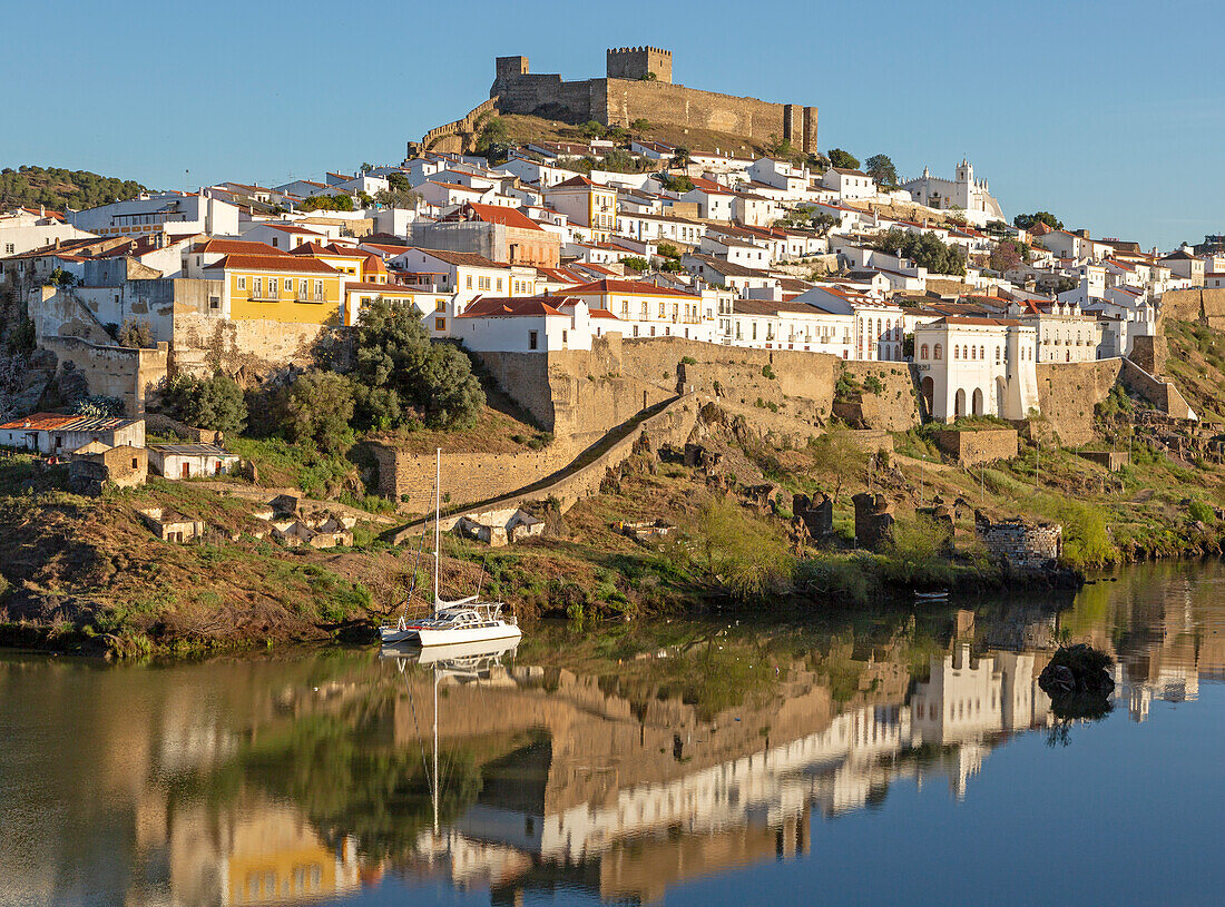 Historisches, von einer Mauer umgebenes mittelalterliches Dorf Mértola mit Burg auf einem Hügel, an den Ufern von Fluss Rio Guadiana, Baixo Alentejo, Portugal, Südeuropa