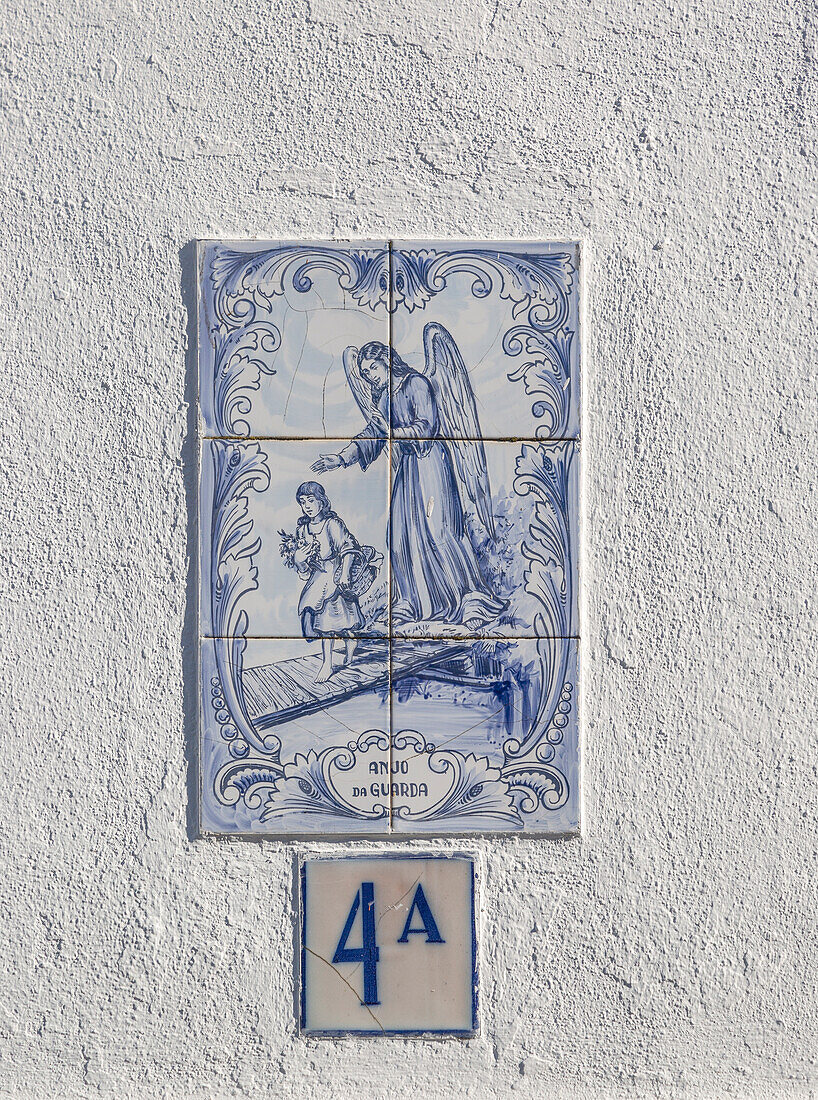 Azulejo-Fliesen, Keramikbild von einem Schutzengel über der Haustür, Dorf Alvito, Baixo Alentejo, Portugal, Südeuropa