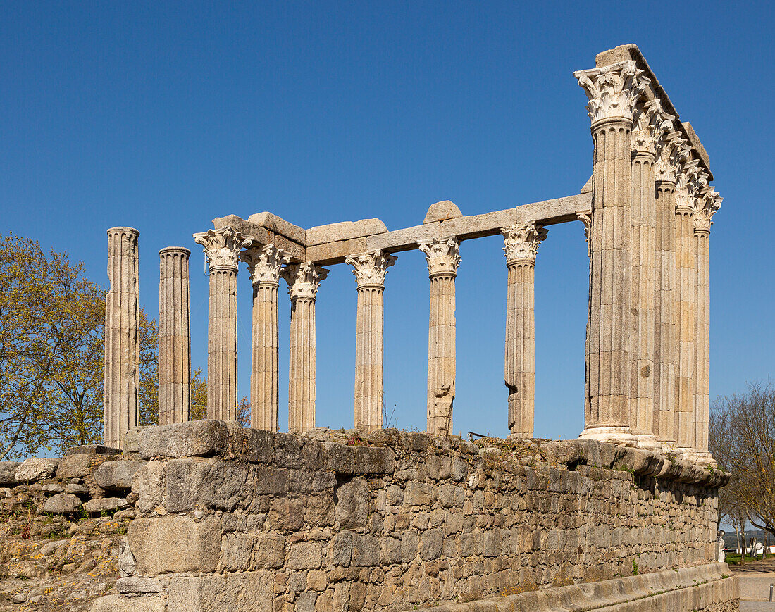 Templo Romano, Roman temple, ruins dating from 2nd or early 3rd century, commonly referred to as Temple of Dianan, but possibly dedicated to Julius Caesar. 14 Corinthian columns capped with marble from Estramoz. Evora, Alto Alentejo, Portugal, southern Europe