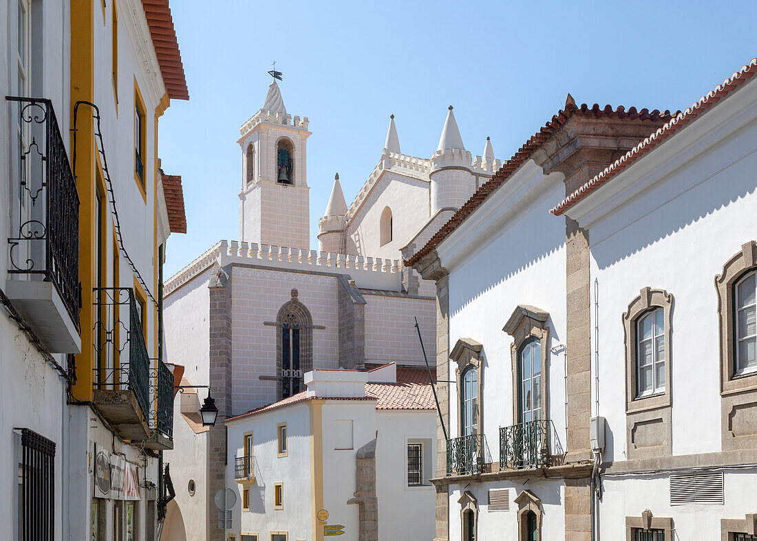 Historic 16th Century church of Saint Francis, Igreja de São Francisco, built in Gothic style, with some Manueline influences, completed around 1510 design of Martim Lourenço, city of Evora, Alto Alentejo, Portugal, Southern Europe