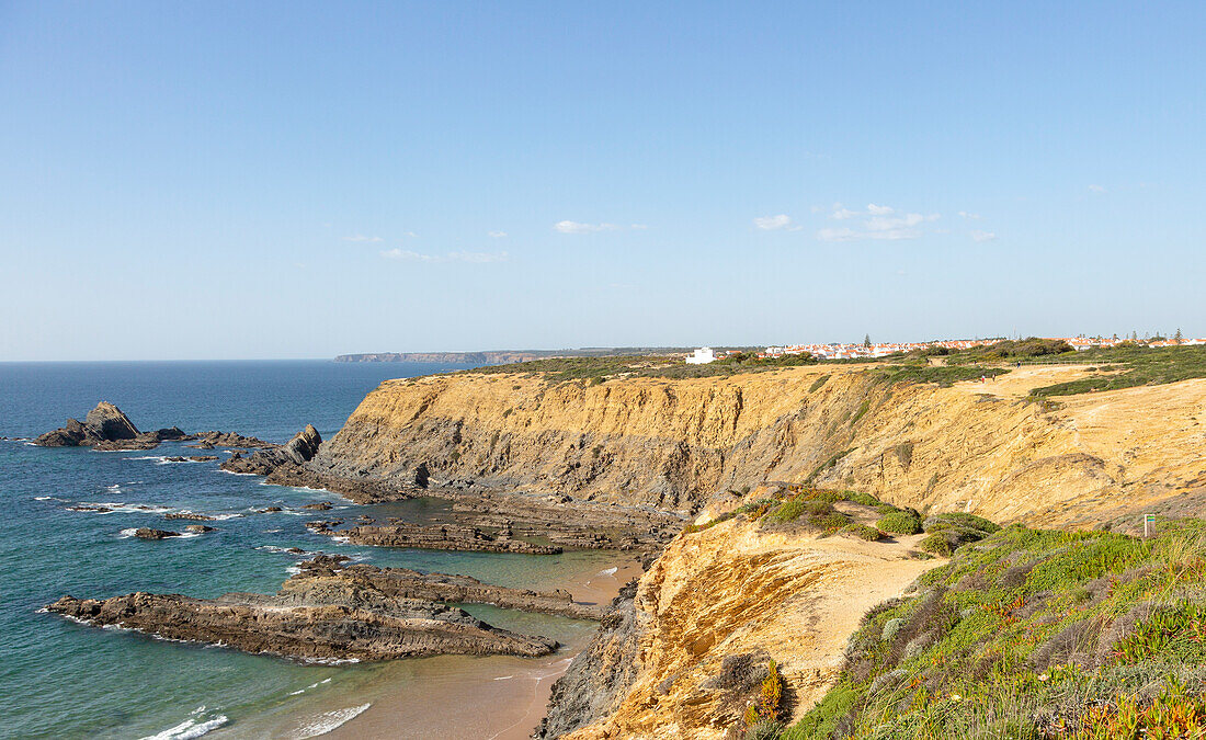 Felsige Küstenlandschaft, Strand Praia dos Alteirinhos in einer Bucht, Teil des Parque Natural do Sudoeste Alentejano e Costa Vicentina, Naturpark Costa Vicentina und Südwest-Alentejo, Zambujeira do Mar, Küstenregion Alentejo, Portugal, Südeuropa