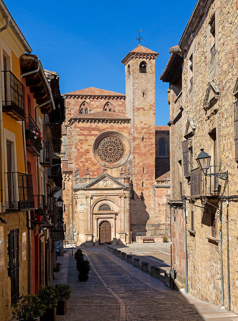 Blick von der Calle Mayor auf die Kathedrale Catedral de Santa María de Sigüenza, Siguenza, Provinz Guadalajara, Spanien