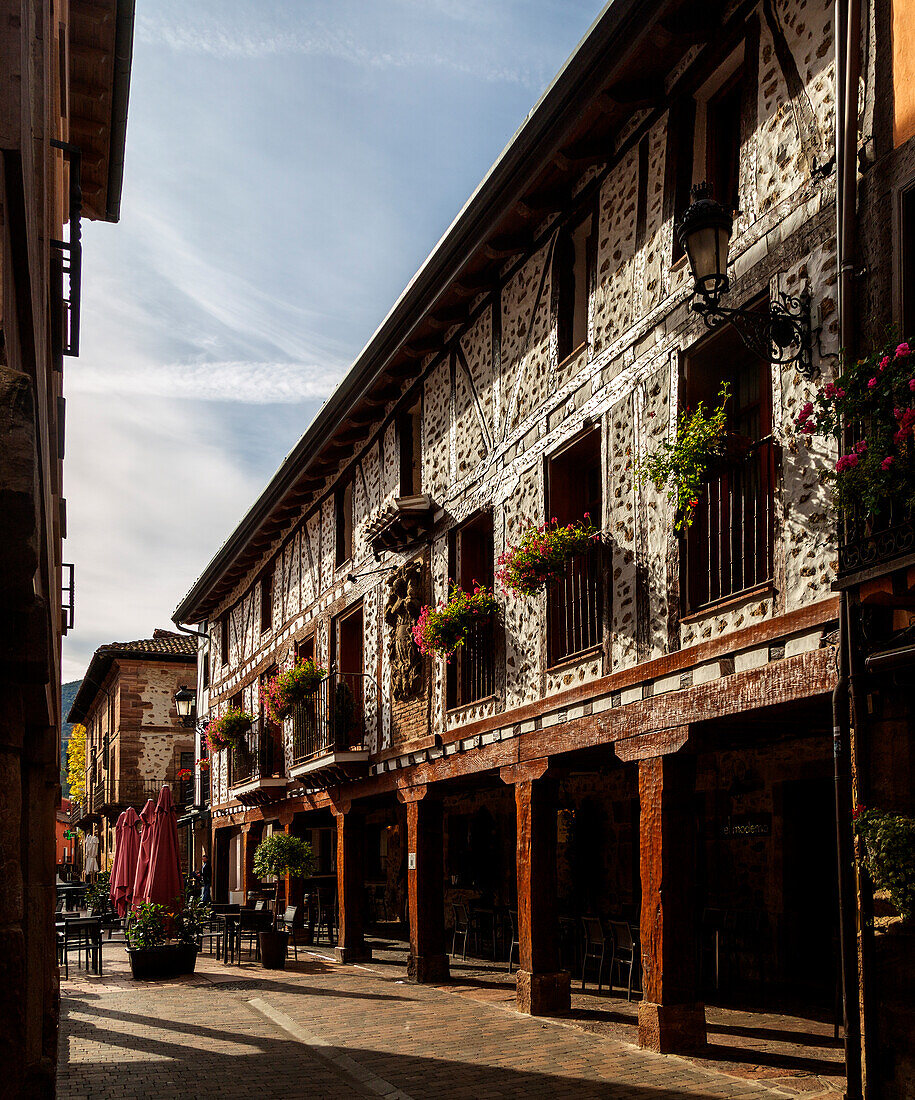 Historische Gebäude in der Stadt Ezcaray, La Rioja Alta, Spanien