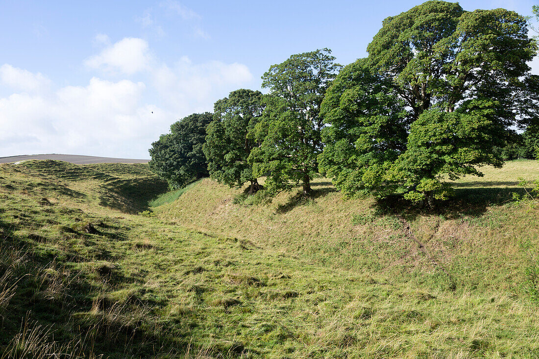 Tiefer Graben und Wälle, neolithischer Steinkreis, prähistorisches Denkmal, Avebury, Wiltshire, England, Großbritannien