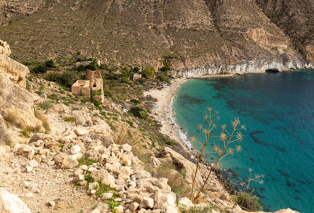 Burg, Gebäude und Strand Cala de San Pedro, Naturpark Cabo de Gata, Nijar, Almeria, Spanien