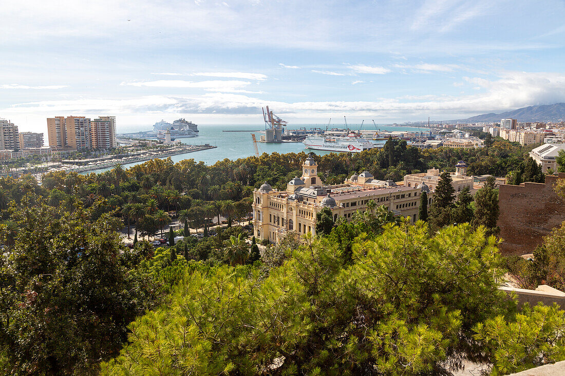 Blick über die Innenstadt und den Hafenbereich Malaga, Andalusien, Spanien, Fähre im Hafen, Rathaus Ayuntamiento im Zentrum